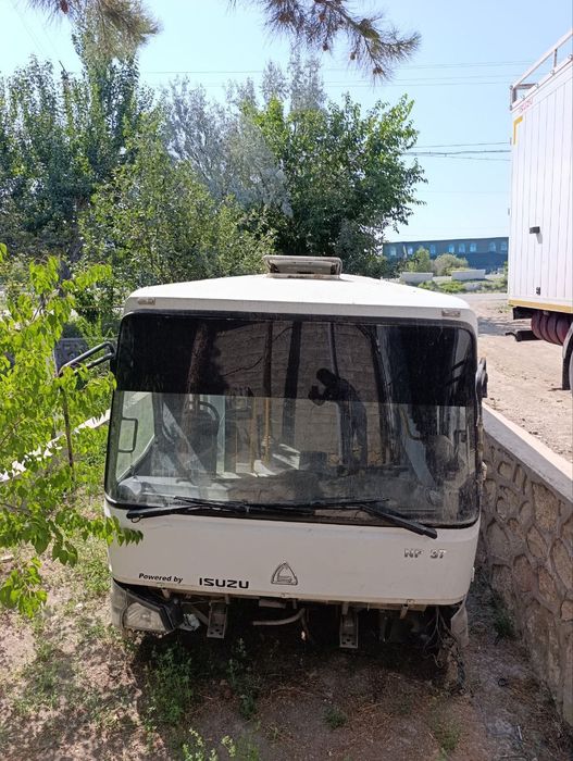 Автобус продаёт без рамы.