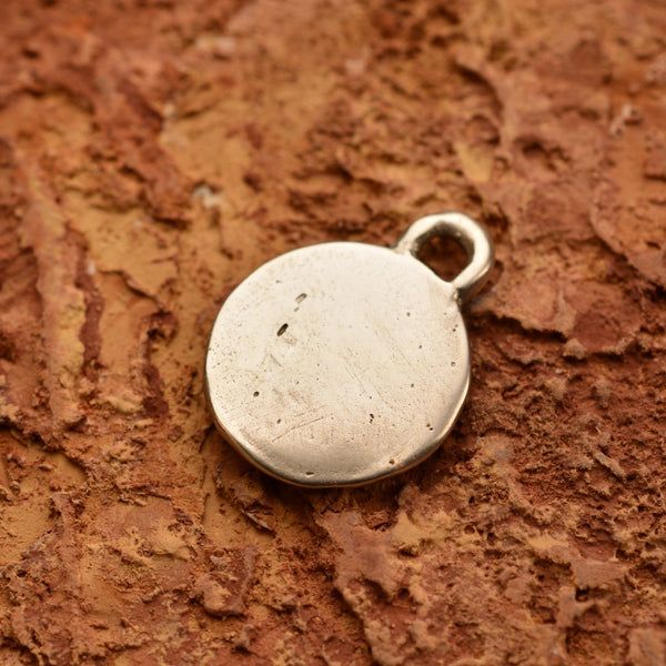 Сребърен медальон 925 „Бебешко краче“ – талисман за семейна обич