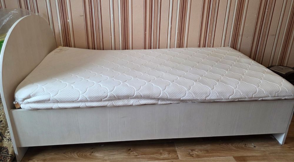 Продам кровать с матрасом