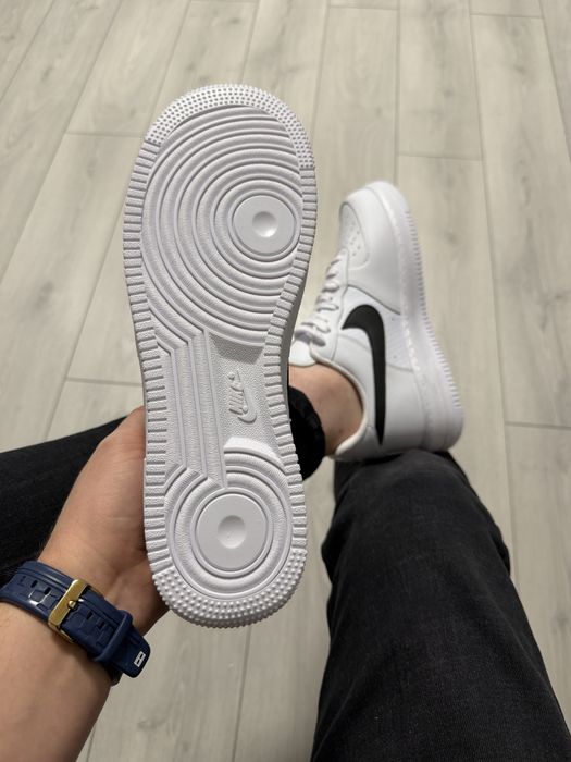 Adidasi Barbati Nike Air Force 1 Alb & Negru!