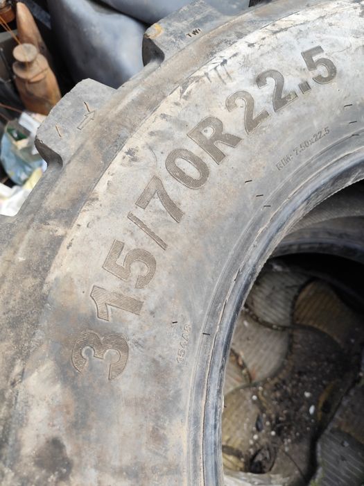 Vând cauciucuri utilaje foarte grele