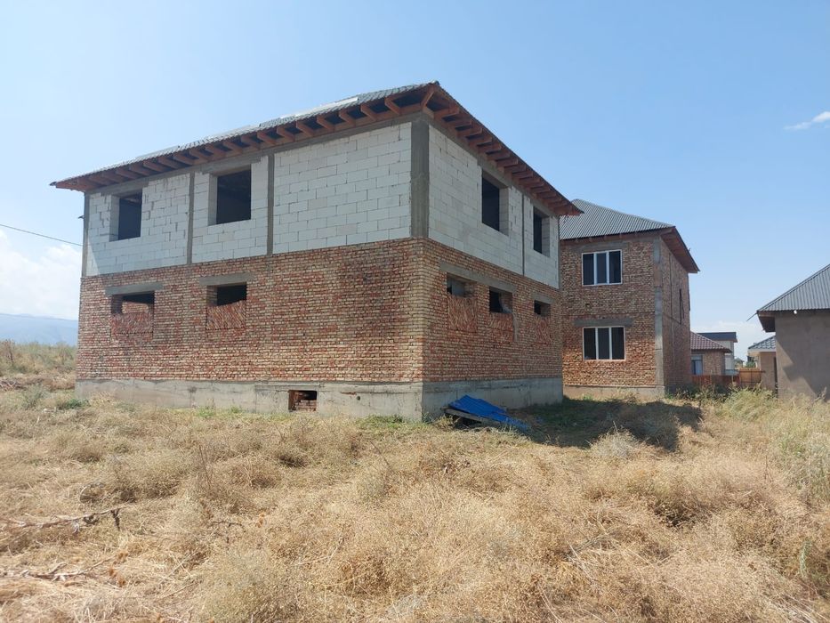 Не достроенный дом с участком