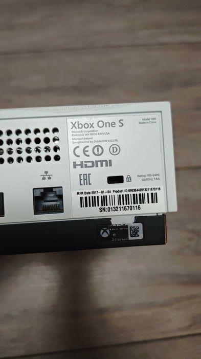 Vand  Xbox One S cu telecomanda multimedia