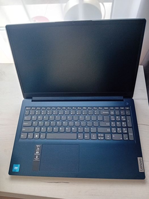 Laptop LENOVO cu încărcător inclus și cu husă Hama