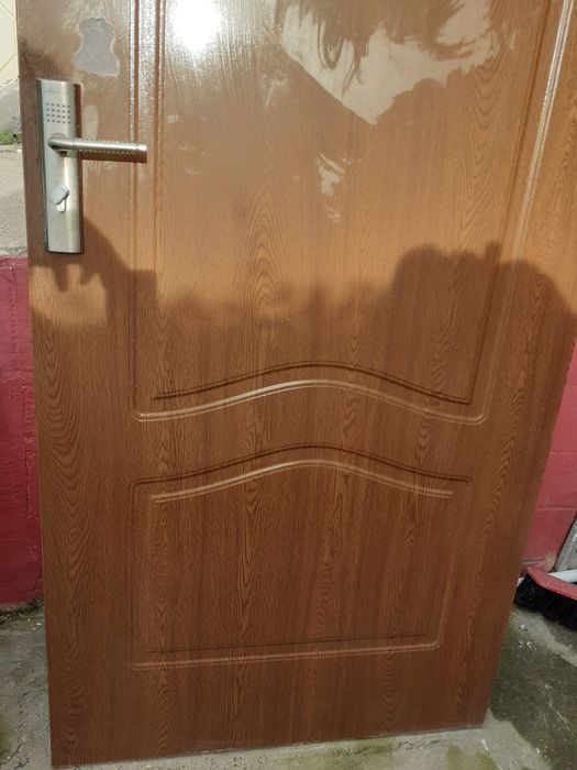 Vând ușă interior 400 lei  trei bucăți.