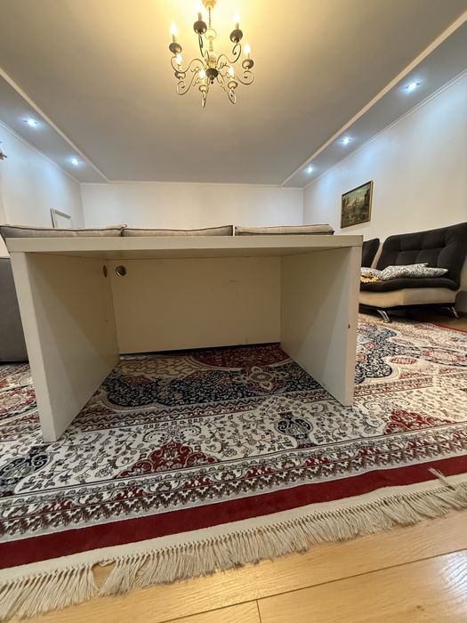 Стол тяжелый белый