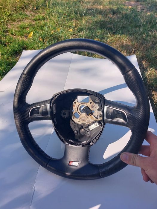 Vând volan cu comenzile in trei spițe de Audi A4 b 8