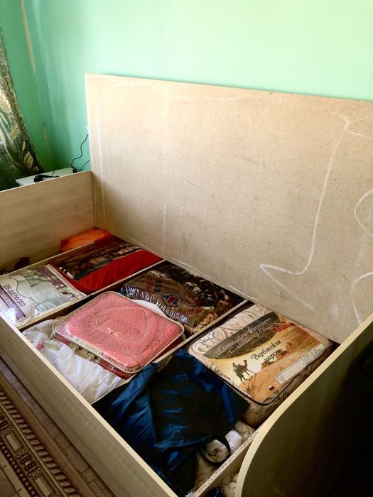 В идеальном состояние диван с матрасом