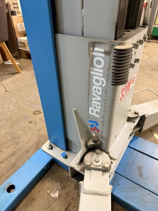 Двуколонен, винтов подемник 3,2 т Ravaglioli