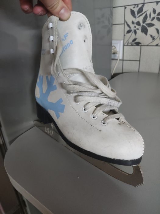 Продам фигурные коньки
