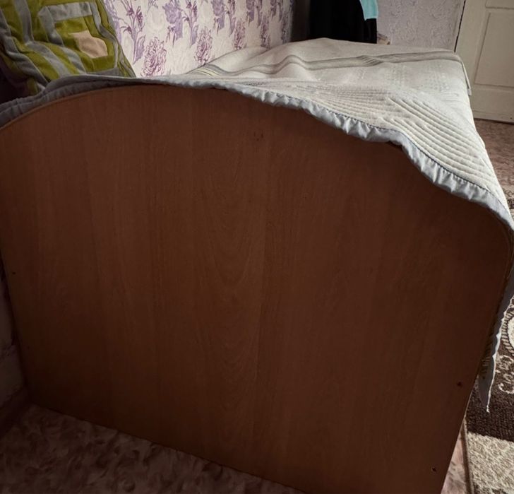 Кровать односпальная продам