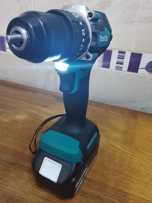 Autofiletanta Makita DDF487 cu o baterie de 6a Nou