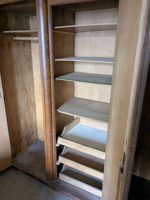 Старинен трикрилен гардероб с надстройка