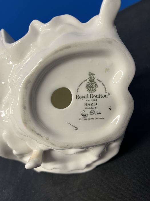 Красива,порцеланова фигура-Royal Doulton,England