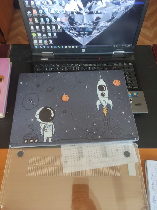 MacBook на него пластиковый корпус