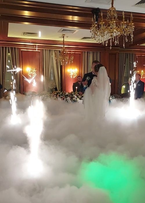 Fum greu dansul mirilor nunta gheata carbonica și artificii