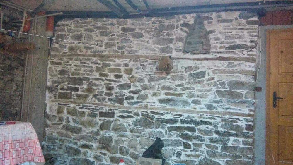 Каменна зидария на дувари фугиране с бяла и сива фуга