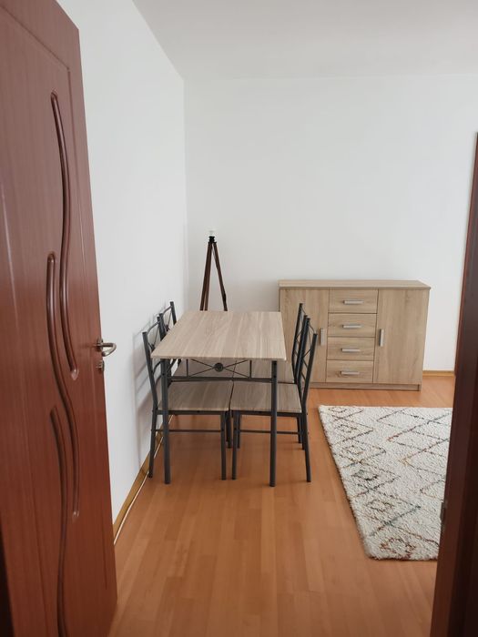 Proprietar închiriez apartament cu trei camere semidecomandat in Bacău