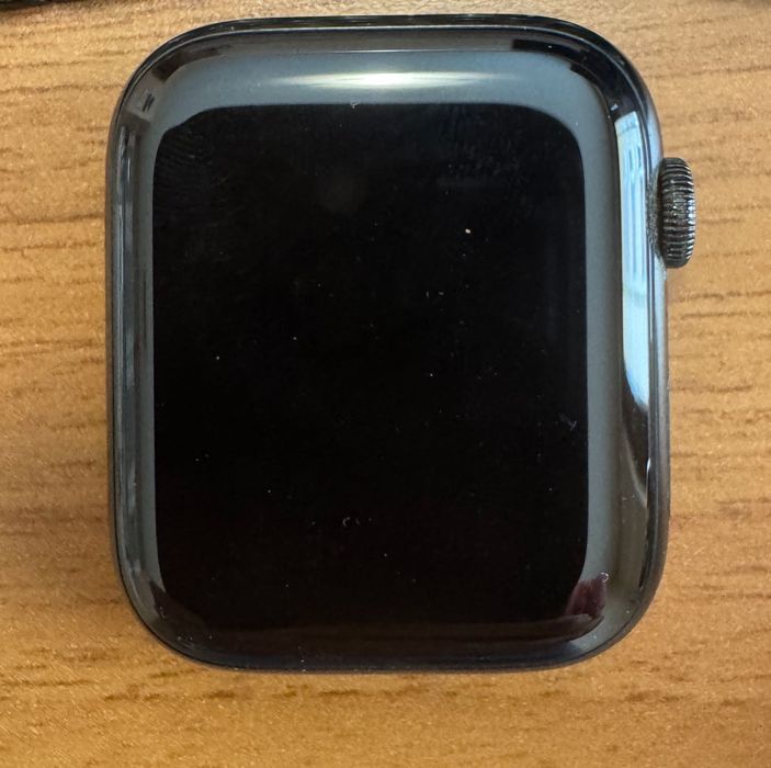 Apple Watch series 5 - LTE + GPS - 44mm. WR 50m.