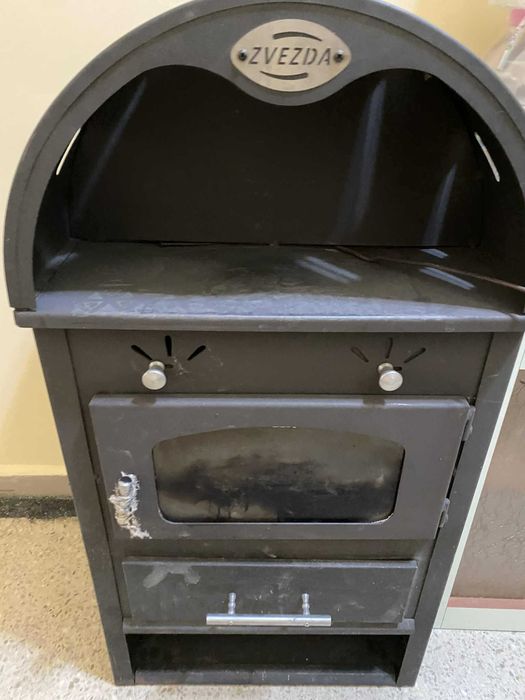 Голяма печка, камина на дърва и въглища