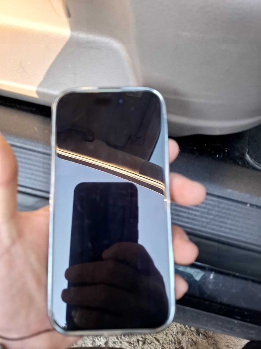 Продавам iPhone 15 128
