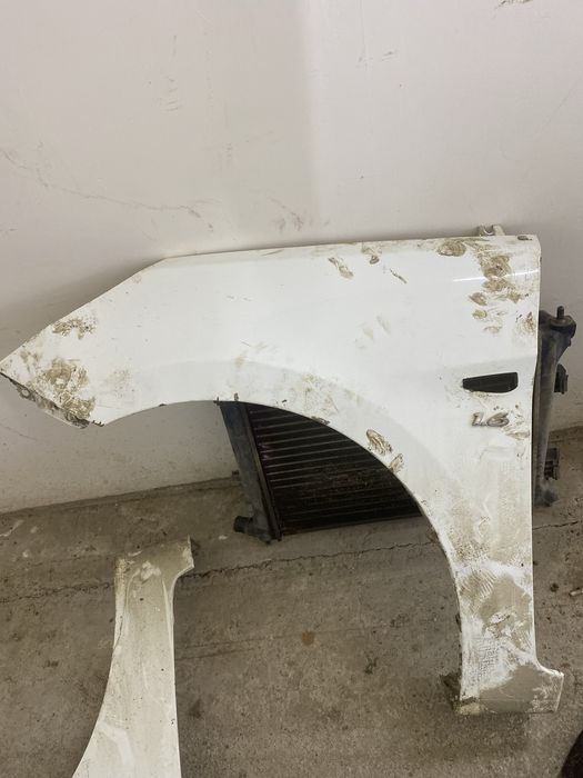 Продается левая крыло хендай акцент!Состояние хорошая !Торг есть Звони