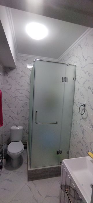 Стеклянные душевые перегородки