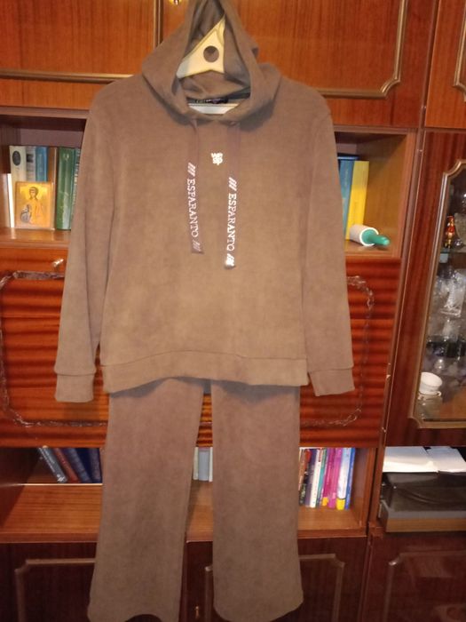 Продам женский вельветовый брючный костюм.