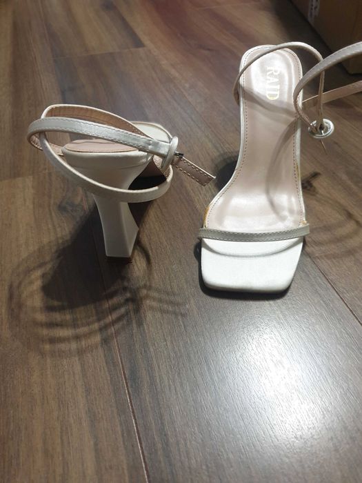 Елегантни дамски сандали на ток