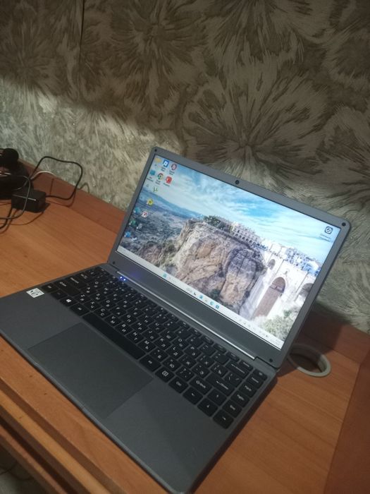 Продам ноутбук состояние новое