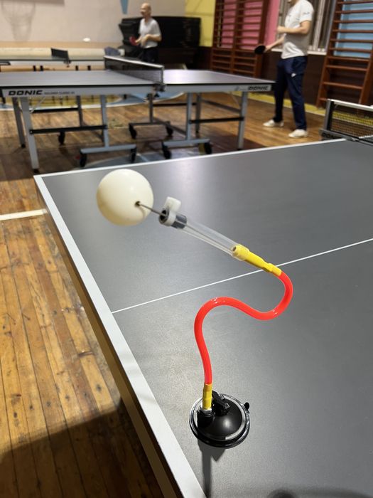 Учебный робот тренажер для настольного тенниса