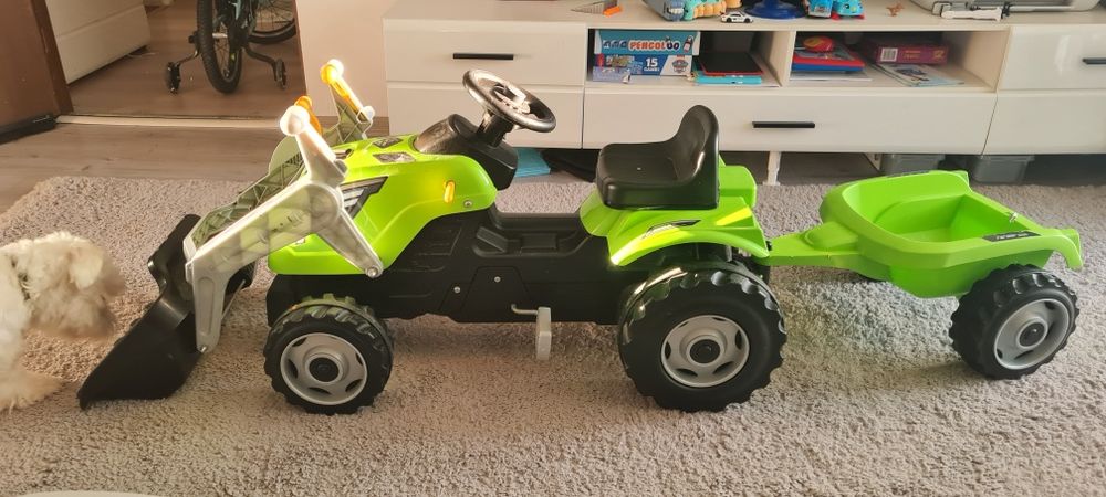 Tractor cu cupa și remorca