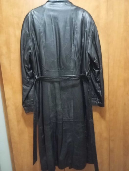 Мъжко черно кожено манто.