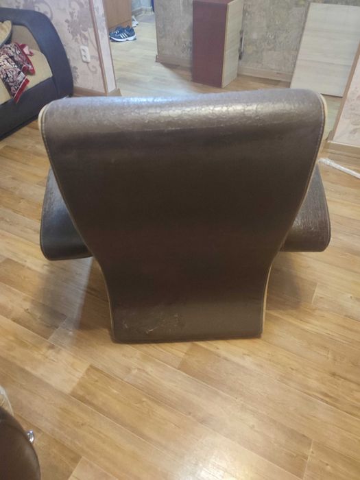 Продам диван и два кресла .