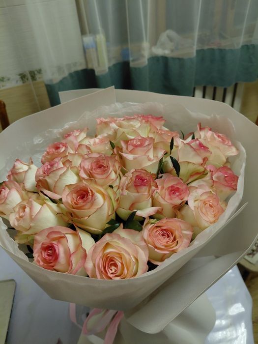 Красивый и свежий букет из 25 роз