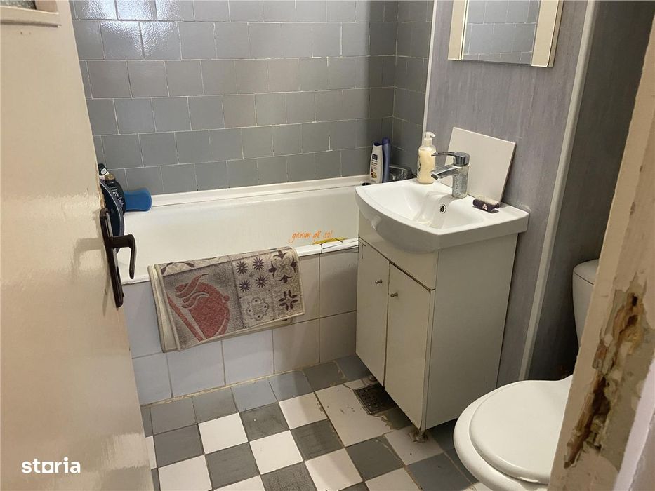 Apartament 3 camere , zona Scoala nr 10 , et 78 , decomandat , liber