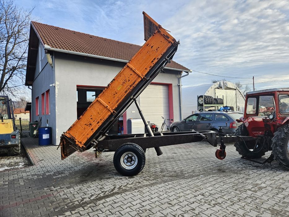 Remorcă basculabilă în trei părti cu înălṭitoare 5 tone