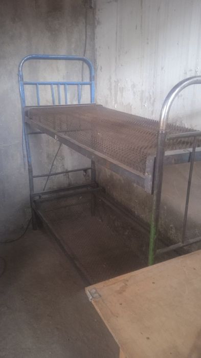 Ikki qavatli temir kravat sotiladi