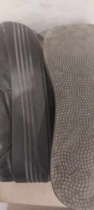 Дамски обувки на платформа.