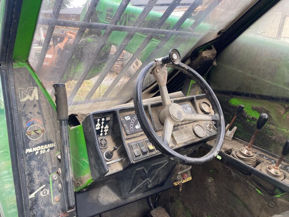 Vând încărcător telescopic Merlo P20.6 SC, an de fabricație 1993. Utilajul este complet din punct de vedere structural, dar are nevoie de atenție.