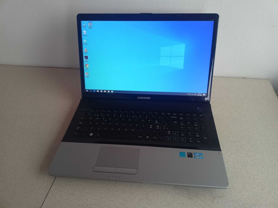 Laptop Samsung 300E display 17,3 Procesor I5-2450m ram 8gb hdd500gb