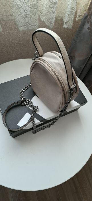 Vand poșeta model deosebit