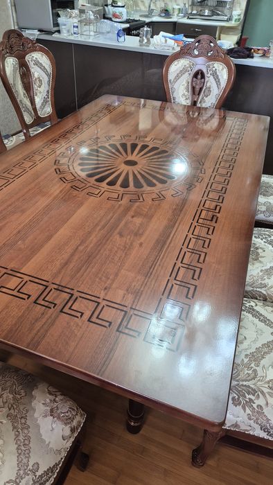 Стол для гостинной