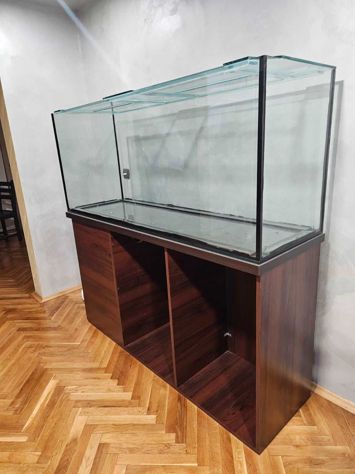 Аквариум за риби с шкаф гр. Карнобат • OLX.bg