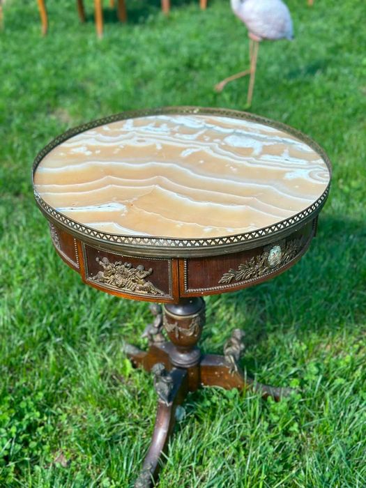 Set salon vintage Louis XVI – măsuță cu blat din onix și 2 scaune din lemn masiv