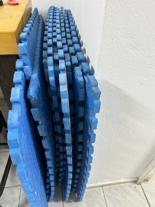 Mese inalte de bar + covor tip puzzle pentru sala / spatiu sportiv