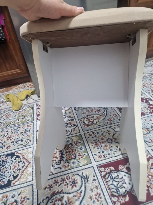 Стол с двумя стульями