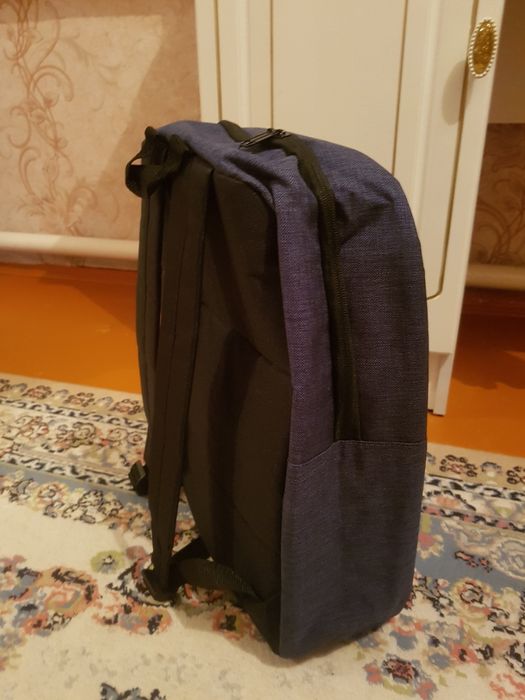 Однотонный синий цвет.