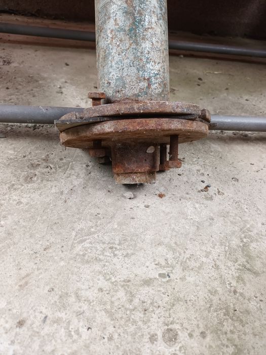2 pompe manuale de scos apă din pământ