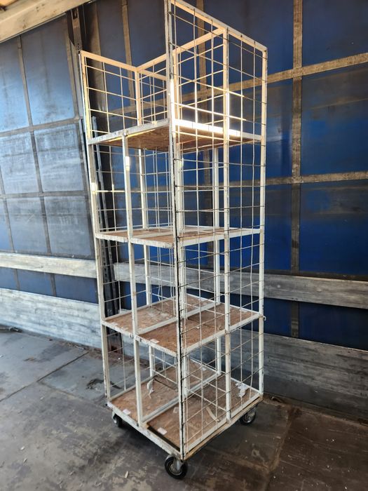 Vând rafturi metalice magazin